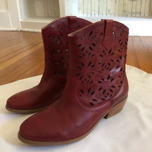Red, size 10 cowboy boots